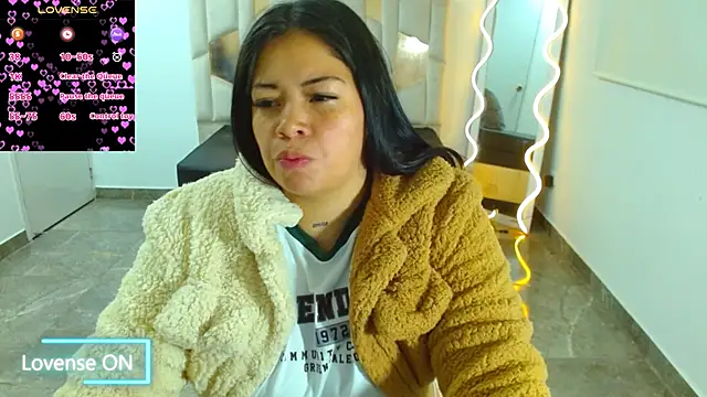 Snapshot of martinna_tay chatting on January 30, 2025, 1:00 am martinna tay online show from January 30, 2025, 1:00 am