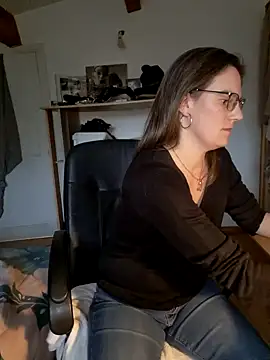 Snapshot of SpiceLea chatting on January 6, 2025, 2:47 pm SpiceLea online show from January 6, 2025, 2:47 pm