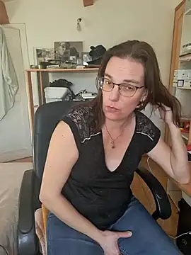 Snapshot of SpiceLea chatting on February 4, 2025, 2:53 pm SpiceLea online show from February 4, 2025, 2:53 pm