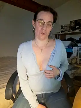 Snapshot of SpiceLea chatting on February 11, 2025, 4:46 pm SpiceLea online show from February 11, 2025, 4:46 pm