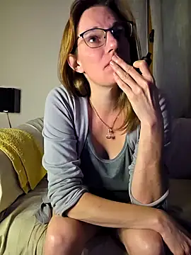 Snapshot of SpiceLea chatting on September 16, 2025, 10:22 pm SpiceLea online show from September 16, 2025, 10:22 pm