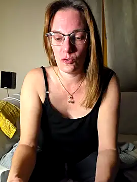 Snapshot of SpiceLea chatting on October 16, 2025, 7:37 pm SpiceLea online show from October 16, 2025, 7:37 pm