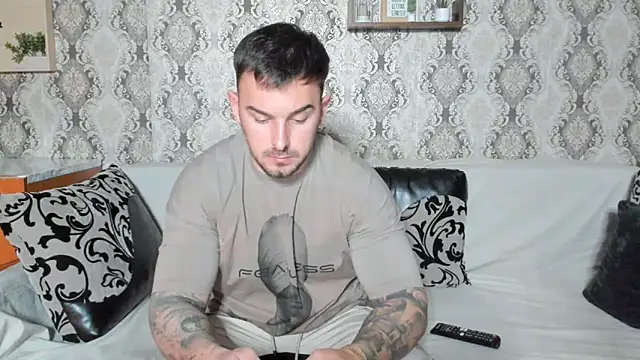 Snapshot of Jonmusclemaster chatting on December 13, 2024, 8:15 pm Jonmusclemaster online show from December 13, 2024, 8:15 pm