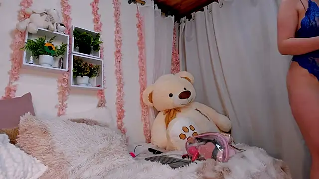 Idara and Edahi01 online show from November 6, 2025, 3:13 pm