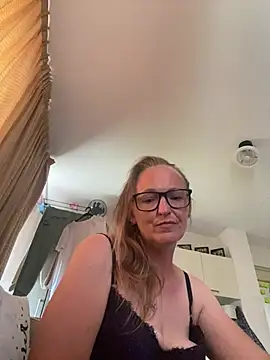 Snapshot of KikiDenhaag chatting on July 17, 2026, 11:39 am KikiDenhaag online show from July 17, 2026, 11:39 am