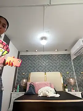 NaiomyLanes online show from April 10, 2026, 11:37 am