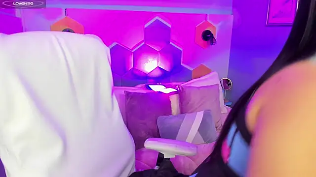 Hanna  Becker  online show from January 24, 2025, 3:54 am