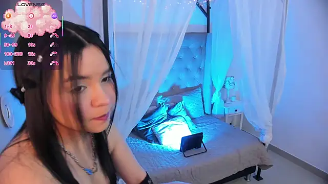 Hanna  Becker  online show from October 3, 2025, 3:58 am