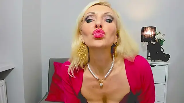 Snapshot of CrystalHotty chatting on January 8, 2025, 1:11 am CrystalHotty online show from January 8, 2025, 1:11 am