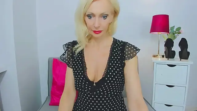 Snapshot of CrystalHotty chatting on January 21, 2025, 7:06 pm CrystalHotty online show from January 21, 2025, 7:06 pm