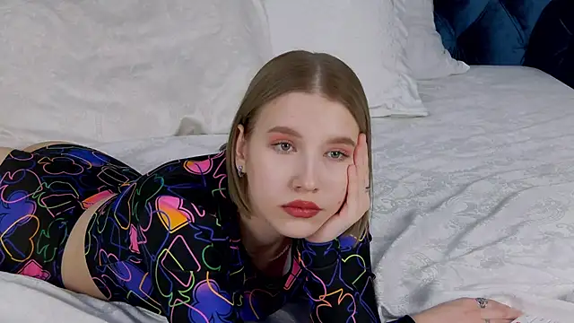 LiliLinn online show from February 7, 2025, 7:40 am