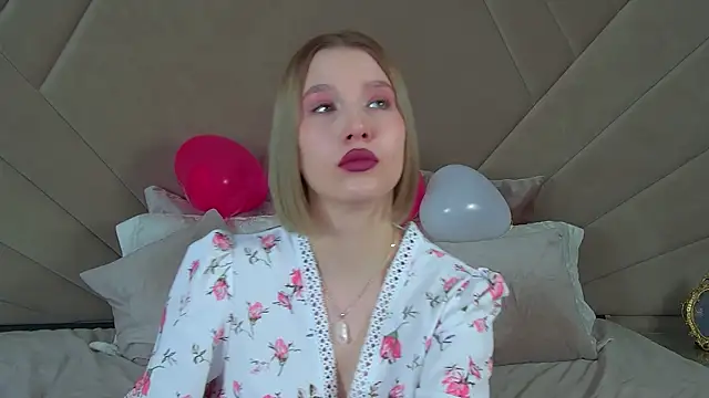 LiliLinn online show from February 17, 2025, 11:02 am