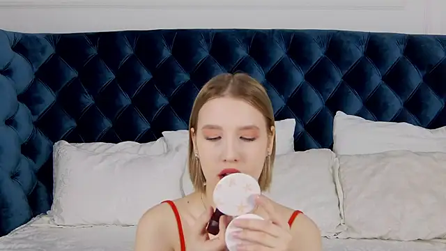 LiliLinn online show from February 18, 2025, 4:48 am