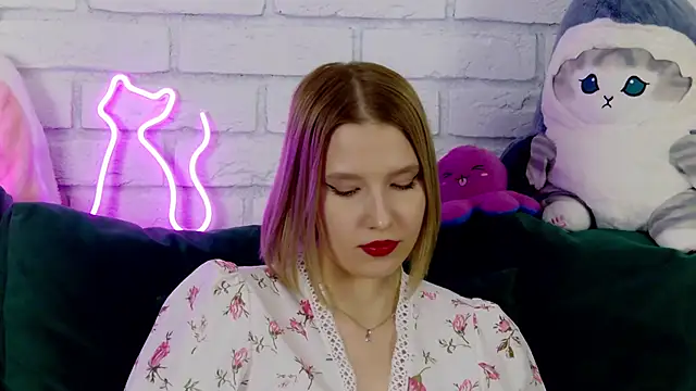 LiliLinn online show from March 12, 2025, 11:31 am