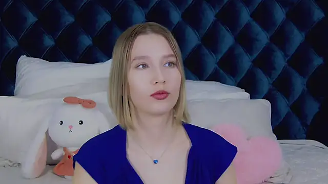 LiliLinn online show from March 14, 2025, 11:12 am