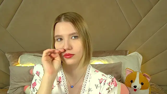 LiliLinn online show from March 17, 2025, 5:12 am