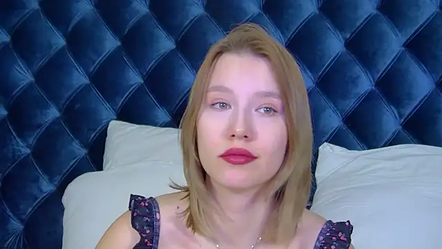 LiliLinn online show from October 13, 2025, 6:24 am