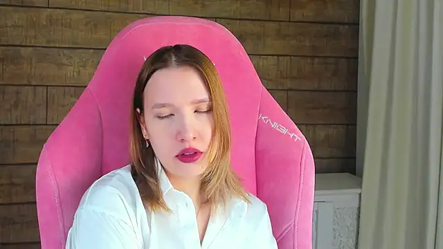 LiliLinn online show from March 19, 2026, 4:49 am