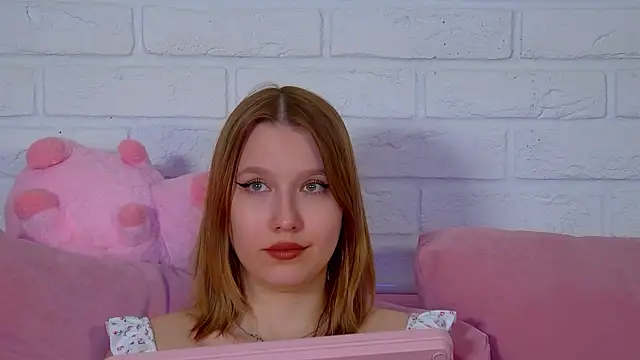 LiliLinn online show from May 11, 2026, 2:45 pm