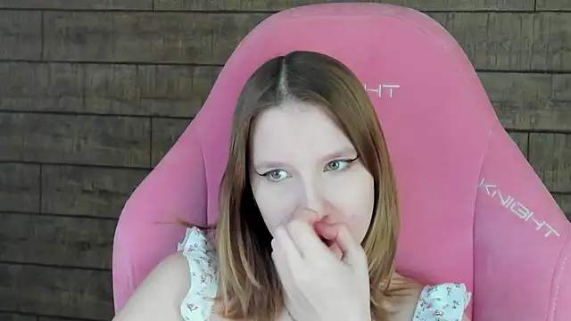 LiliLinn online show from May 18, 2026, 4:29 am