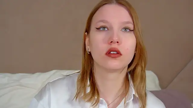 LiliLinn online show from May 19, 2026, 4:41 am