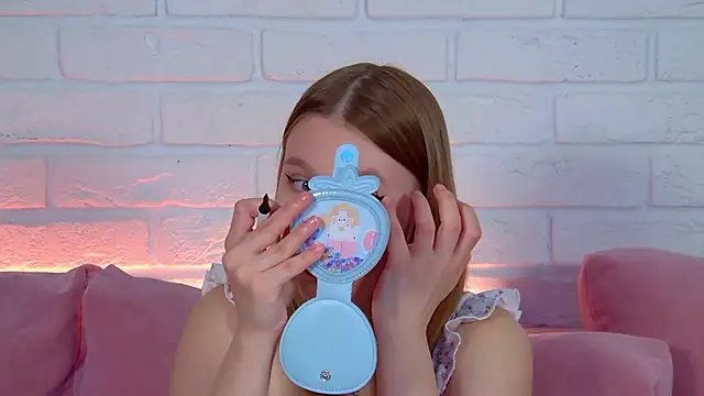 LiliLinn online show from June 16, 2026, 4:26 am
