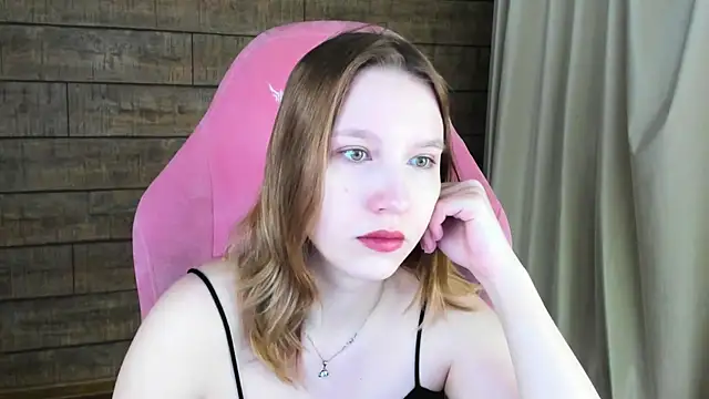 LiliLinn online show from June 26, 2026, 4:17 am