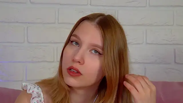 LiliLinn online show from June 27, 2026, 4:28 am