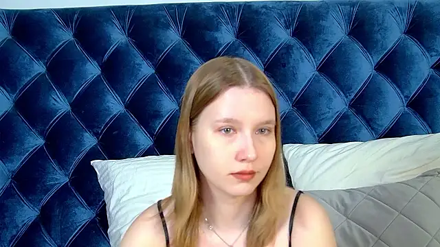 LiliLinn online show from July 9, 2026, 4:27 am