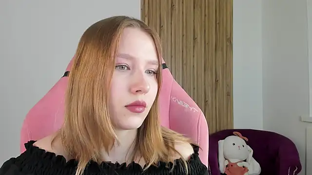 LiliLinn online show from August 3, 2026, 4:22 am
