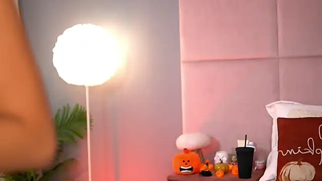 AlmaLuv online show from October 18, 2025, 4:04 am