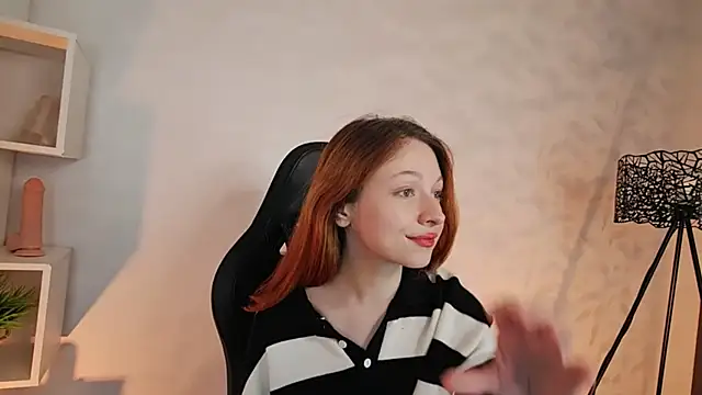 Snapshot of Only___Yours chatting on February 11, 2026, 11:21 pm Only Yours online show from February 11, 2026, 11:21 pm