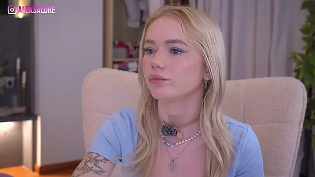 LexieLoree online show from April 19, 2026, 2:33 am