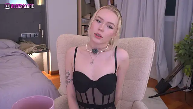 LexieLoree online show from May 16, 2026, 3:03 am