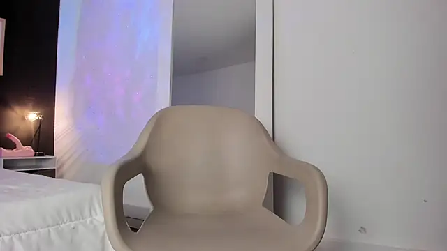 Snapshot of VioletPaket chatting on March 14, 2025, 9:32 pm VioletPaket online show from March 14, 2025, 9:32 pm