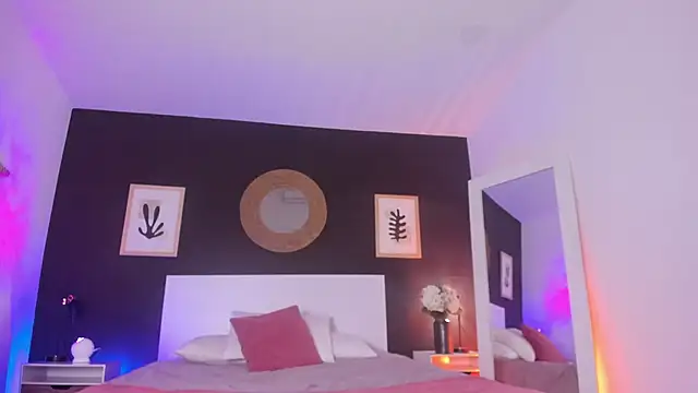 Snapshot of VioletPaket chatting on September 21, 2025, 1:24 pm VioletPaket online show from September 21, 2025, 1:24 pm