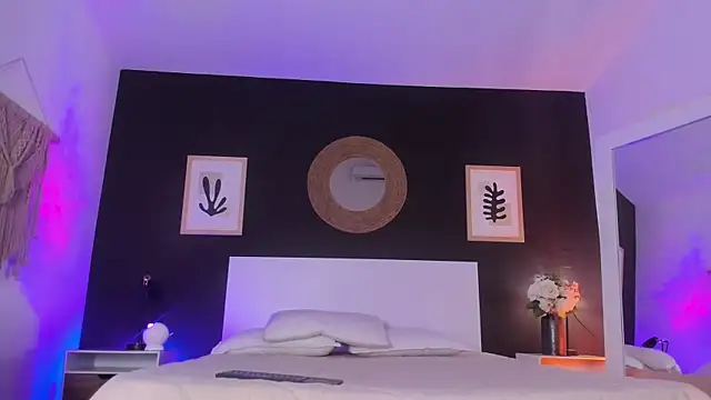 Snapshot of VioletPaket chatting on October 22, 2025, 11:43 am VioletPaket online show from October 22, 2025, 11:43 am