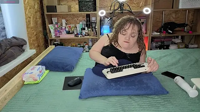 MiniNatalie online show from December 21, 2025, 5:03 am