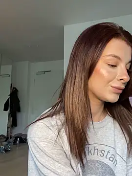 Mia-Minou online show from April 20, 2026, 8:06 am