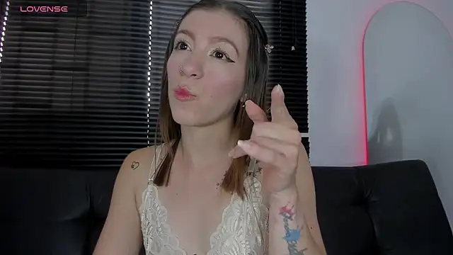 Snapshot of roxanne_jones1 chatting on April 22, 2026, 9:27 pm roxanne jones1 online show from April 22, 2026, 9:27 pm