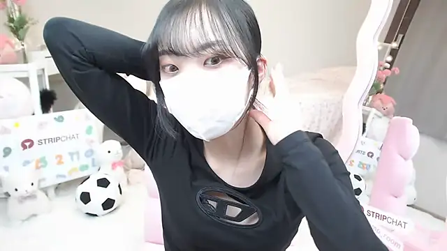 momo room online show from February 17, 2025, 10:40 am