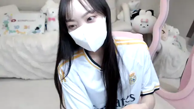 momo room online show from October 24, 2025, 10:44 am