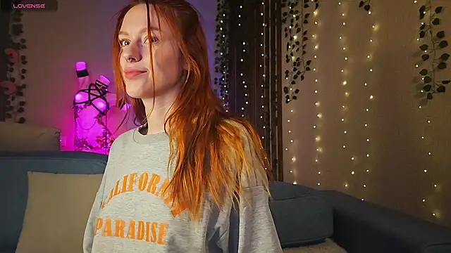  SweetFox  online show from November 12, 2025, 7:24 pm