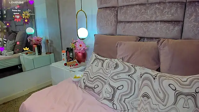 Snapshot of amina_west chatting on October 19, 2025, 12:44 am amina west online show from October 19, 2025, 12:44 am