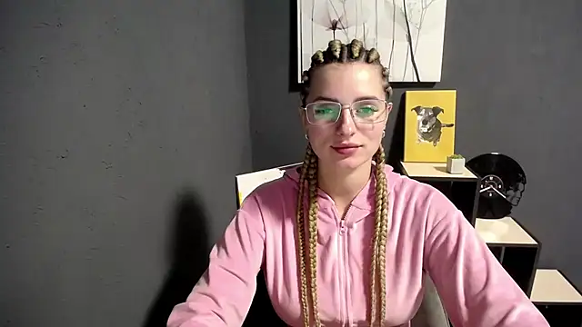 lady olivia  online show from October 15, 2025, 3:56 pm