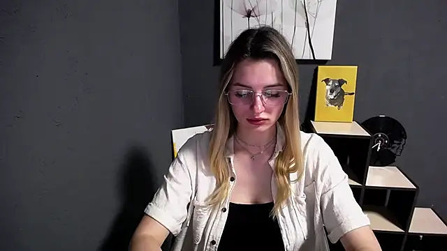 Snapshot of lady_olivia_ chatting on May 20, 2026, 12:33 pm lady olivia online show from May 20, 2026, 12:33 pm