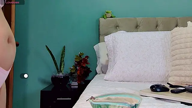 yanella fire online show from November 16, 2025, 12:22 pm