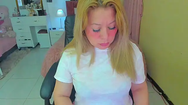 Snapshot of arisha_katy1 chatting on November 15, 2025, 11:32 pm arisha katy1 online show from November 15, 2025, 11:32 pm