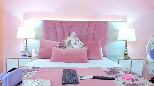 SophiaLaurens online show from January 10, 2025, 1:20 pm