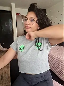 Snapshot of Thaliacooper_ chatting on February 10, 2026, 5:06 pm Thaliacooper online show from February 10, 2026, 5:06 pm